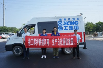 Inundaciones de Henan en 2021: para contribuir en los esfuerzos de reconstrucción tras las inundaciones, XCMG facilita equipos esenciales para perfilar terraplenes de carreteras. (PRNewsfoto/XCMG)